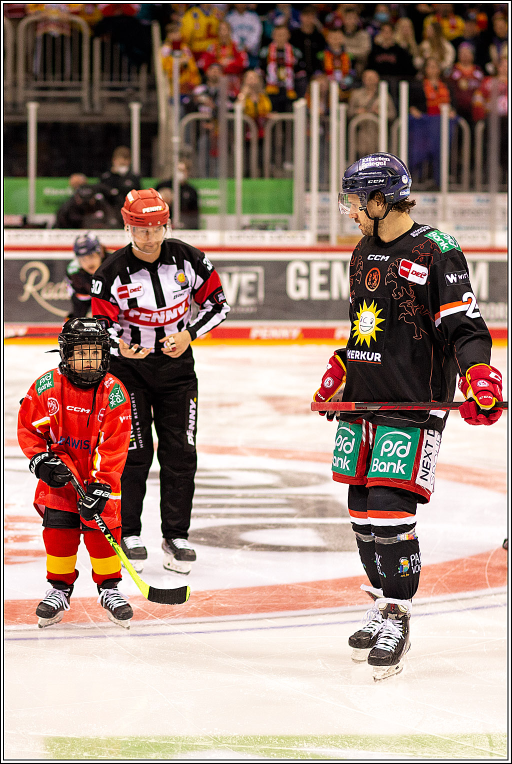 PENNY DEL Viertelfinale 4. Spiel; Duesseldorfer EG - Red Bull Muenchen; Duesseldorf, 16.04.2022